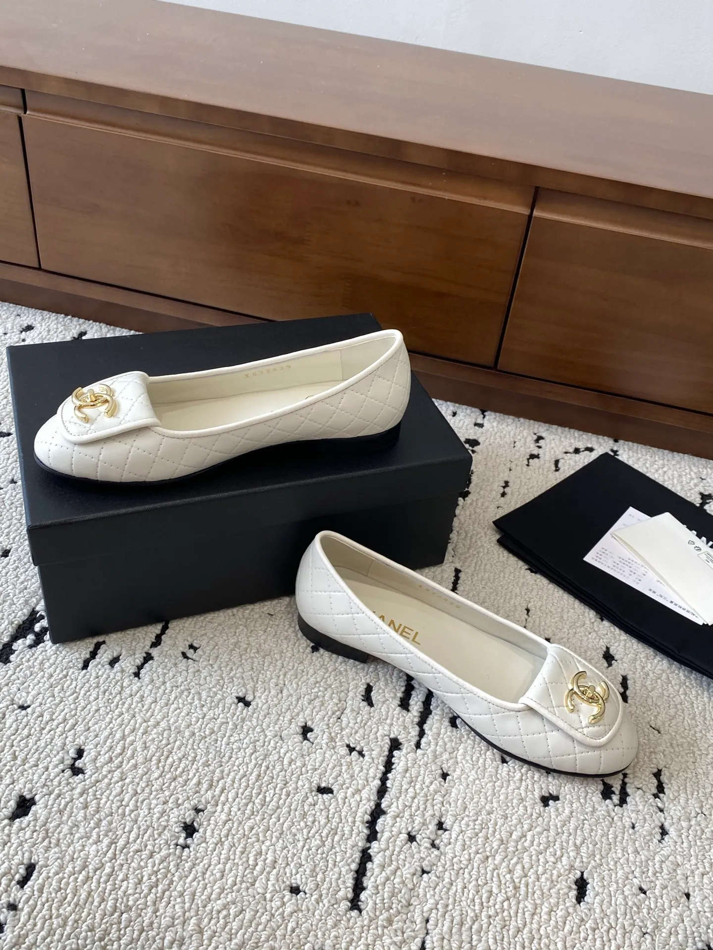 👟👟Ex-factory price 580👟👟 🍀CHANEL2025 new autumn and winter style, Mary Jane leather Chanel Xiaoxiang C home flat shoes Comfortable Mary Jane shoes Catwalk haute couture customization, simple yet sweet and playful Solid color fabric is refreshing and easy to wear Buckle design shoes are more heeling Upper: Customized sheepskin Inner foot pad: sheepskin Sole: Italian genuine leather sole Code number: 35-40 (40 customized items are non-refundable) 👉 👉
